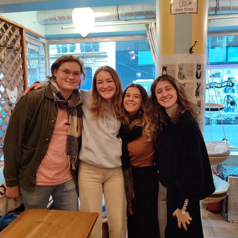 Foto von Laticia in Frankreich mit ihrer Freundesgruppe