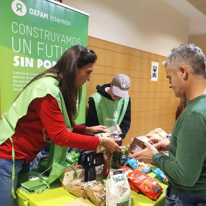 Foto von Olivier hinter seinem OXFAM Stand