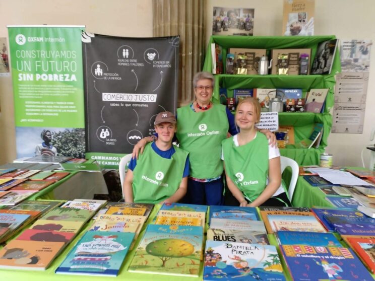 Foto von Olivier bei einem OXFAM Stand